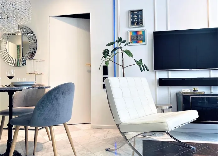 Luxury Apartment At City Center At Palace +Netflix!